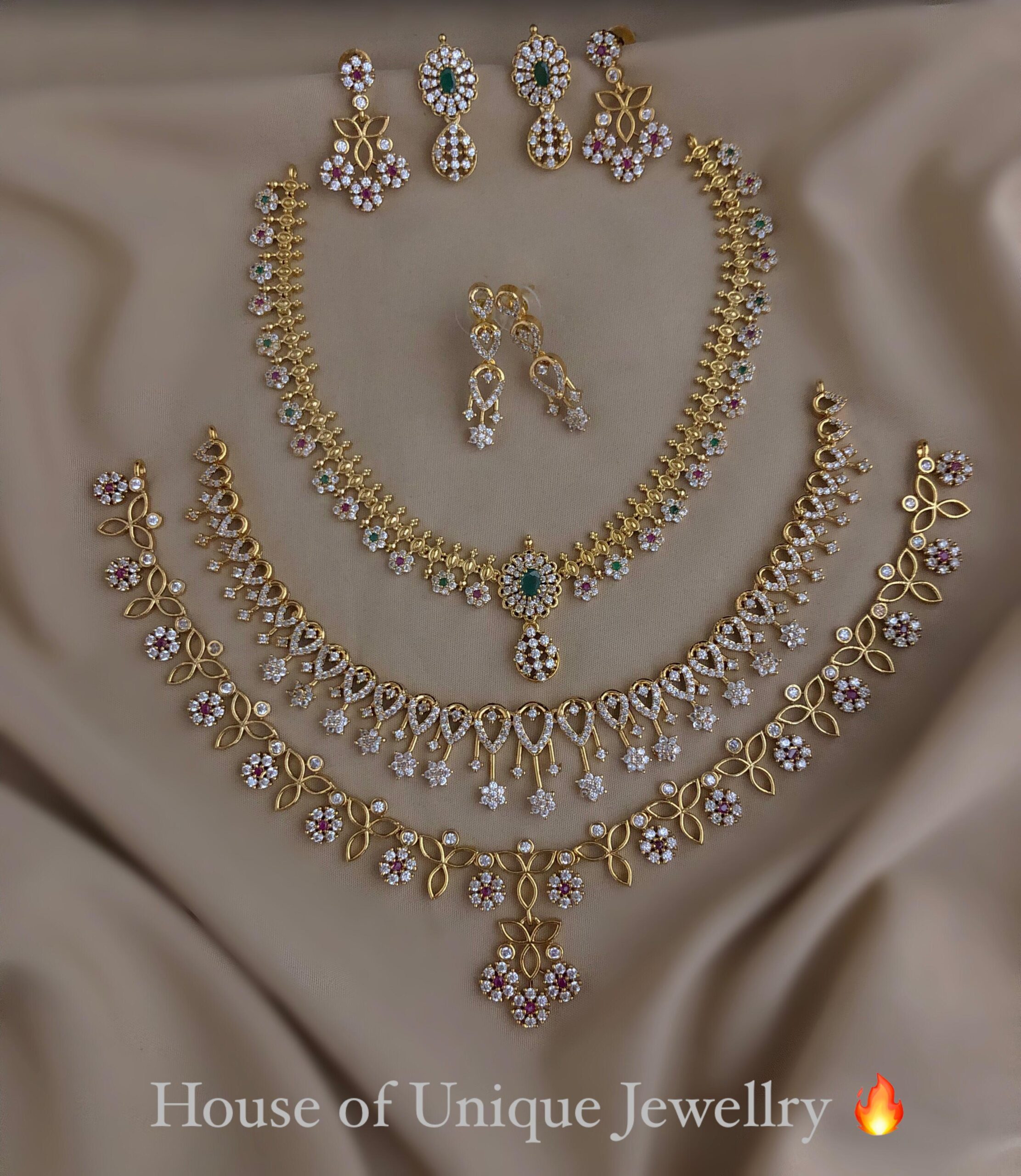 𝐒𝐓𝐎𝐍𝐄 𝐍𝐄𝐂𝐊𝐋𝐀𝐂𝐄 𝐖𝐈𝐓𝐇 𝐄𝐀𝐑𝐈𝐍𝐆 𝐂𝐎𝐌𝐁𝐎