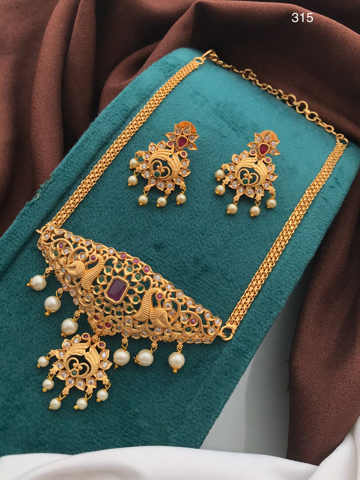 𝐀𝐍𝐓𝐈𝐐𝐔𝐄 𝐍𝐄𝐂𝐊𝐋𝐀𝐂𝐄