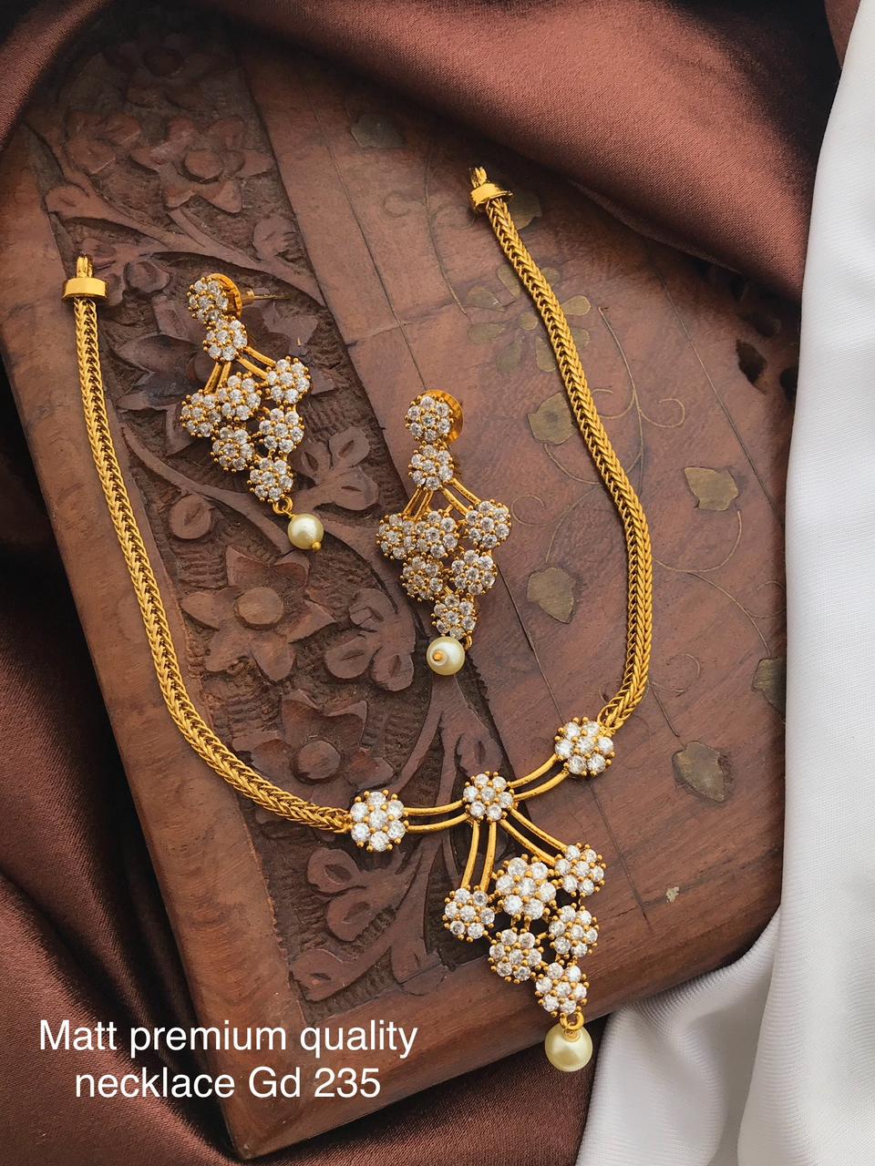 𝐆𝐎𝐋𝐃-𝐏𝐋𝐀𝐓𝐄𝐃 𝐍𝐄𝐂𝐊𝐋𝐀𝐂𝐄